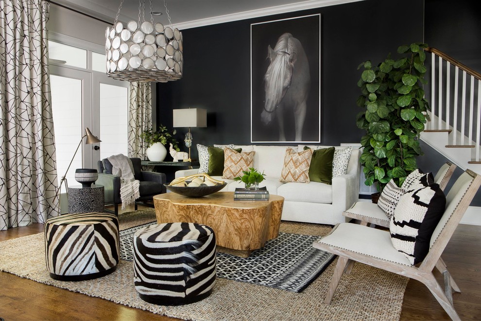 Foto di un soggiorno design con pareti nere, parquet scuro e pavimento marrone