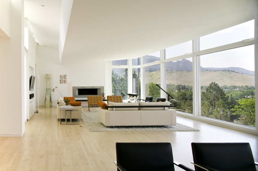 Imagen de salón abierto minimalista con paredes blancas y chimenea lineal