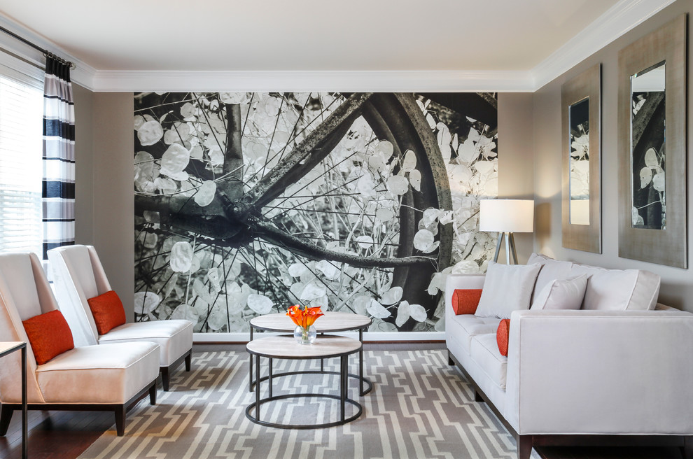 Repräsentatives Modernes Wohnzimmer mit grauer Wandfarbe und dunklem Holzboden in Baltimore