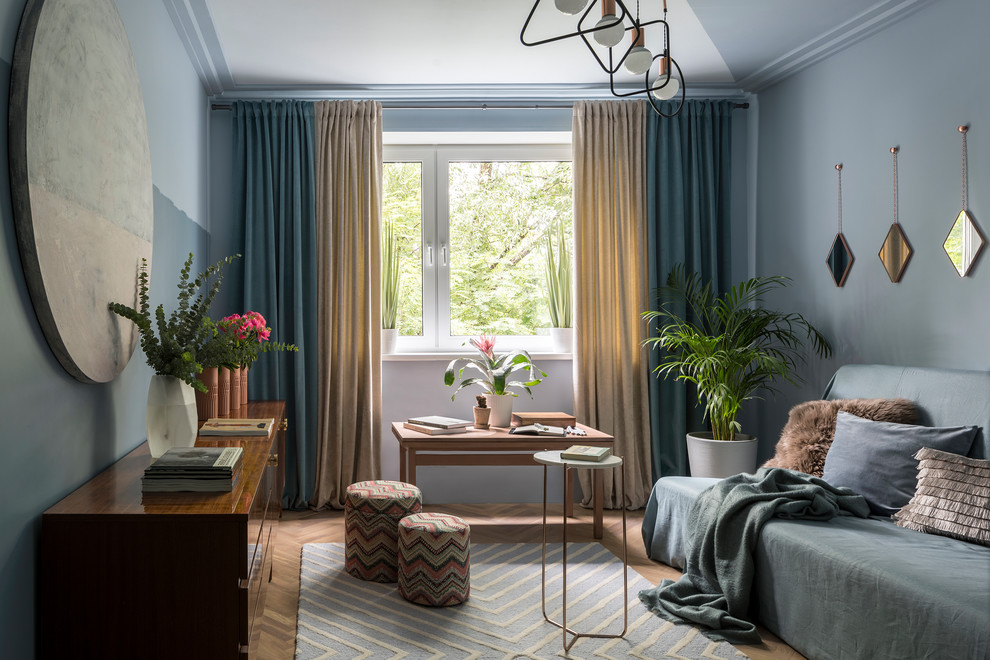 Пример оригинального дизайна: маленькая парадная, изолированная гостиная комната в современном стиле с синими стенами, светлым паркетным полом, коричневым полом и синими шторами без камина для на участке и в саду