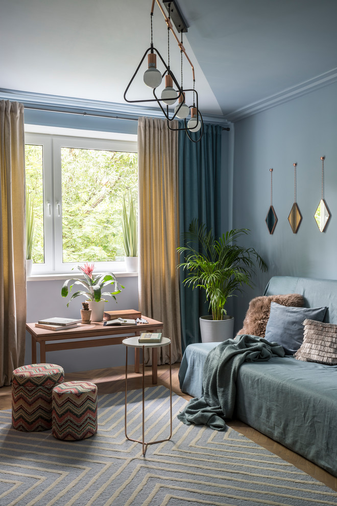 Свежая идея для дизайна: маленькая парадная, изолированная, объединенная гостиная комната в скандинавском стиле с синими стенами и светлым паркетным полом без камина для на участке и в саду - отличное фото интерьера