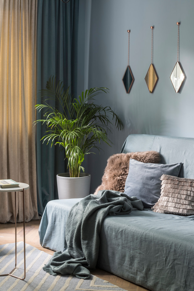 Источник вдохновения для домашнего уюта: маленькая парадная, изолированная, объединенная гостиная комната в скандинавском стиле с синими стенами и светлым паркетным полом без камина для на участке и в саду