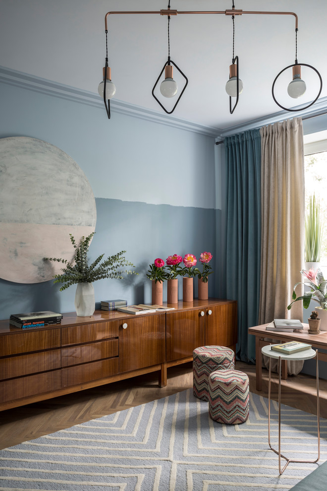 Kleines, Repräsentatives, Abgetrenntes Nordisches Wohnzimmer ohne Kamin mit blauer Wandfarbe und hellem Holzboden in Moskau