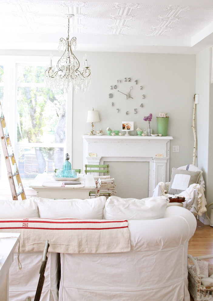 На фото: гостиная комната в стиле шебби-шик с серыми стенами и светлым паркетным полом без телевизора с