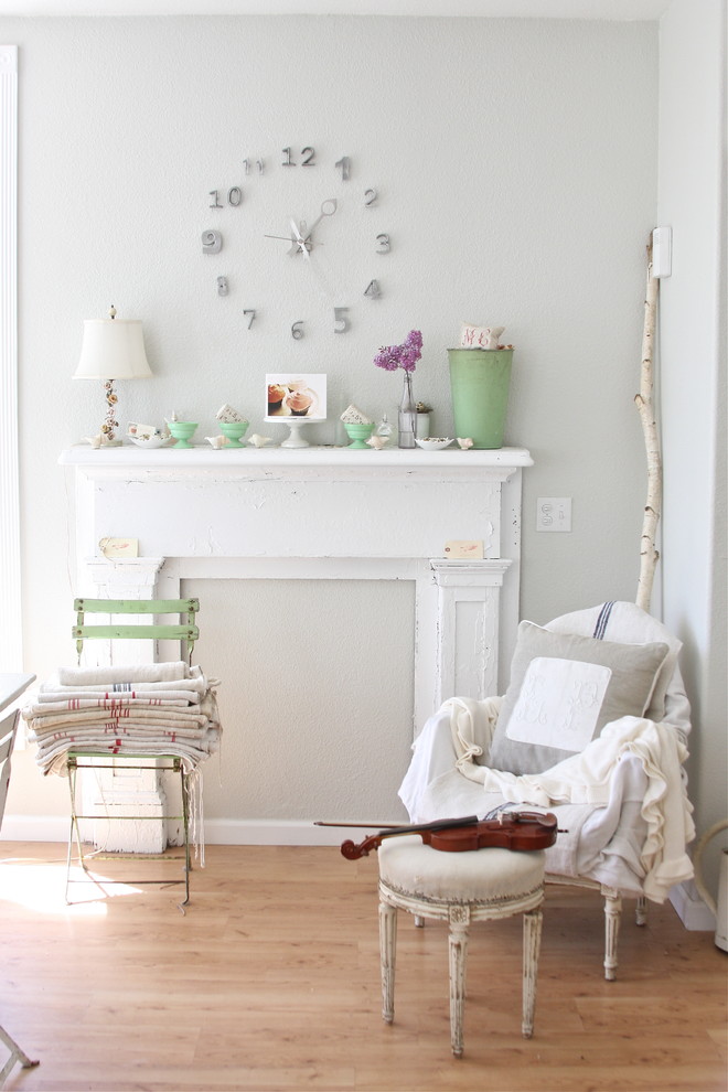 Shabby-Style Wohnzimmer mit grauer Wandfarbe und braunem Holzboden in Sonstige