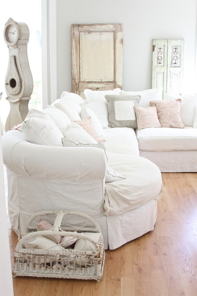 Shabby-Chic Wohnzimmer mit grauer Wandfarbe in Sonstige