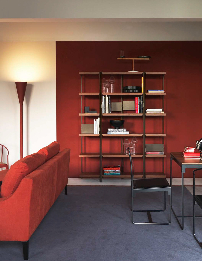 Источник вдохновения для домашнего уюта: изолированная гостиная комната среднего размера в стиле модернизм с с книжными шкафами и полками, красными стенами, ковровым покрытием и синим полом без камина, телевизора
