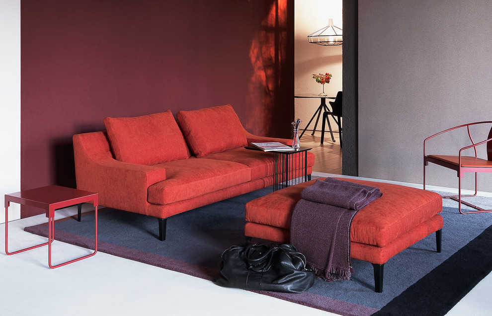 Идея дизайна: парадная, изолированная гостиная комната среднего размера в стиле модернизм с красными стенами, ковровым покрытием и белым полом без камина, телевизора
