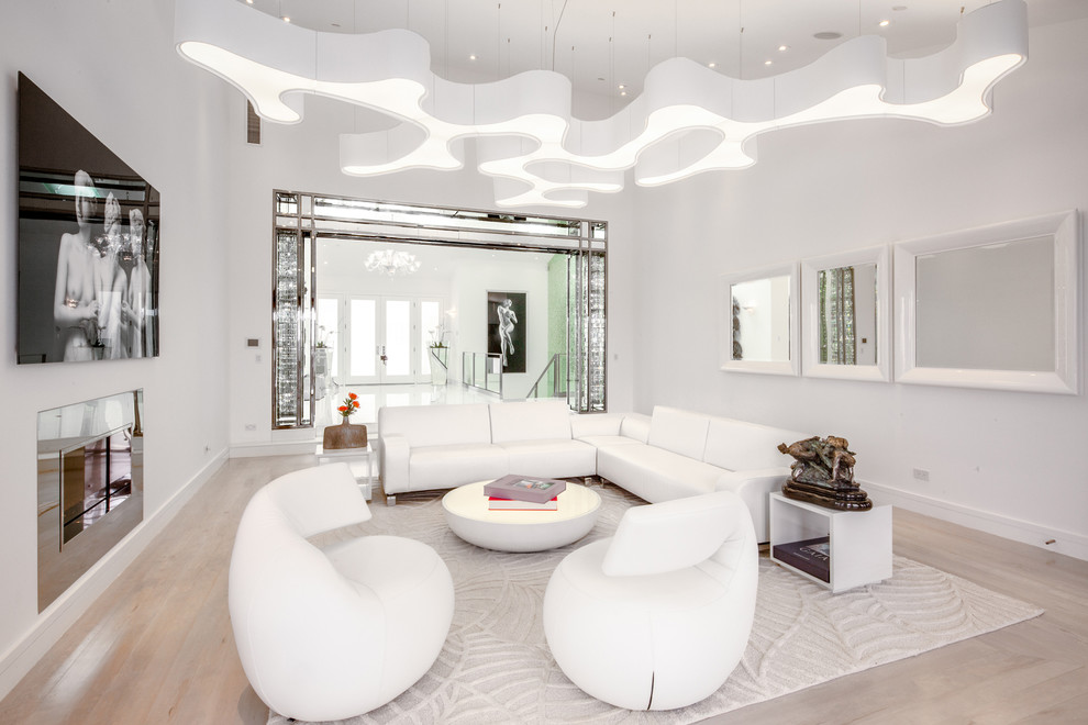 Идея дизайна: парадная, изолированная гостиная комната в современном стиле с белыми стенами, светлым паркетным полом, горизонтальным камином, фасадом камина из металла и телевизором на стене