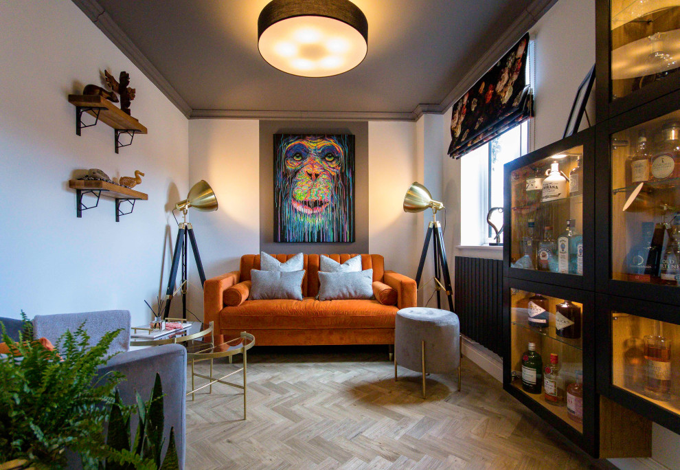 Пример оригинального дизайна: маленькая открытая гостиная комната в современном стиле с домашним баром, разноцветными стенами, полом из винила и бежевым полом для на участке и в саду