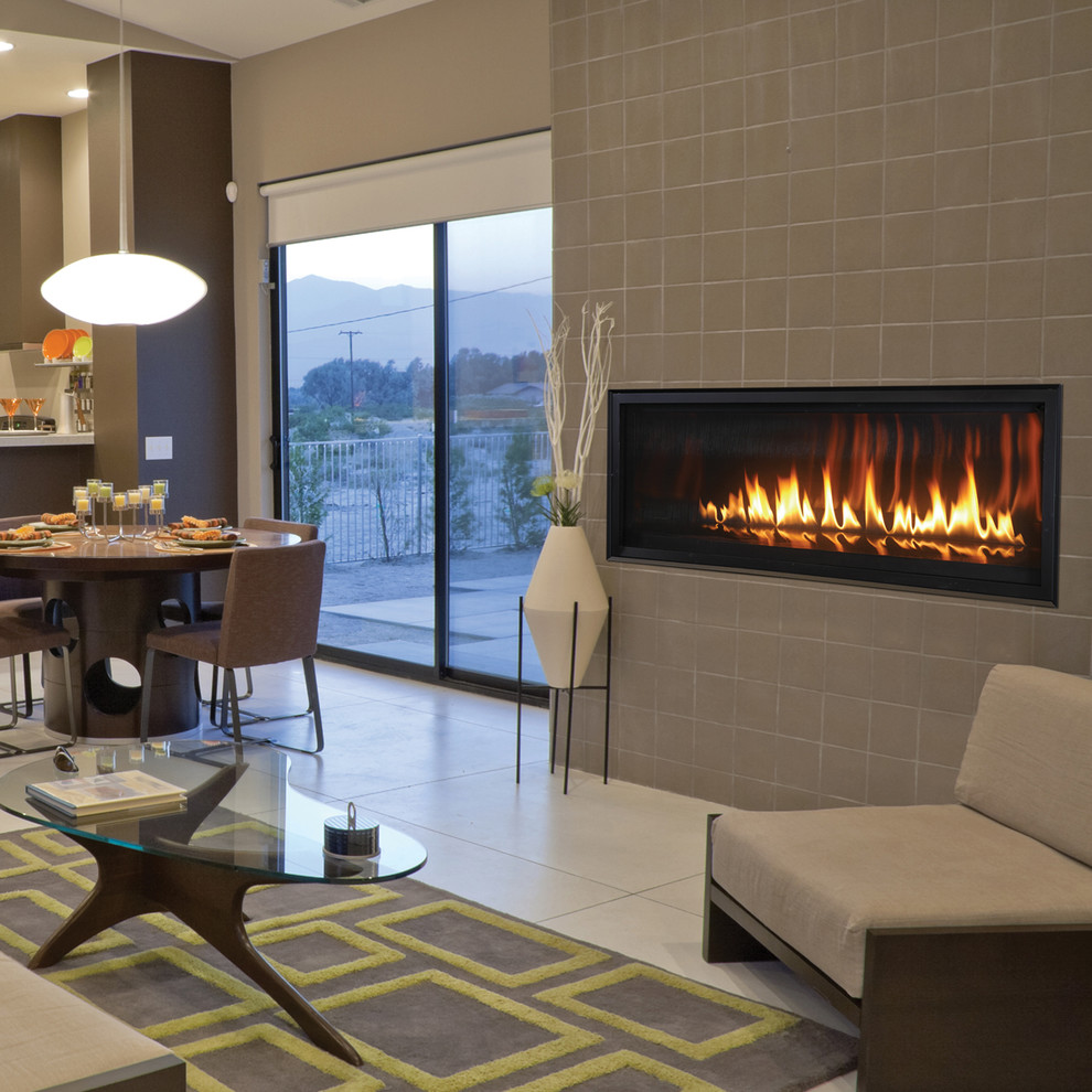 На фото: гостиная комната в современном стиле с горизонтальным камином