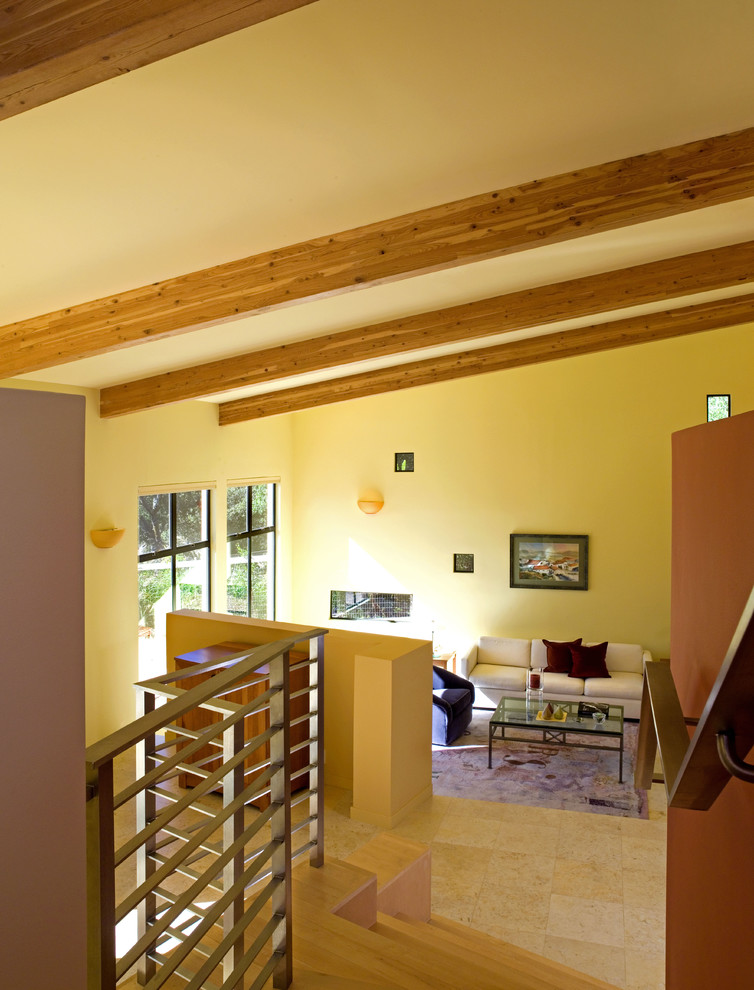 На фото: гостиная комната в стиле модернизм с желтыми стенами и акцентной стеной