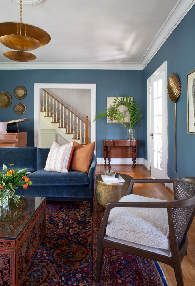 Abgetrenntes Klassisches Wohnzimmer mit blauer Wandfarbe, braunem Holzboden und braunem Boden in Atlanta