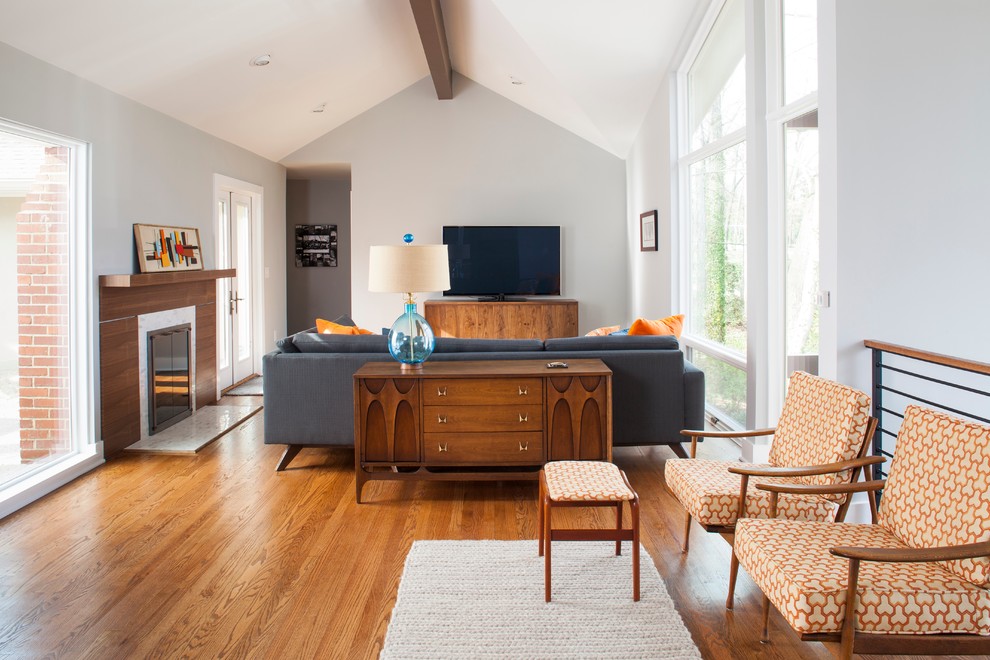 Источник вдохновения для домашнего уюта: гостиная комната в стиле ретро с ковром на полу