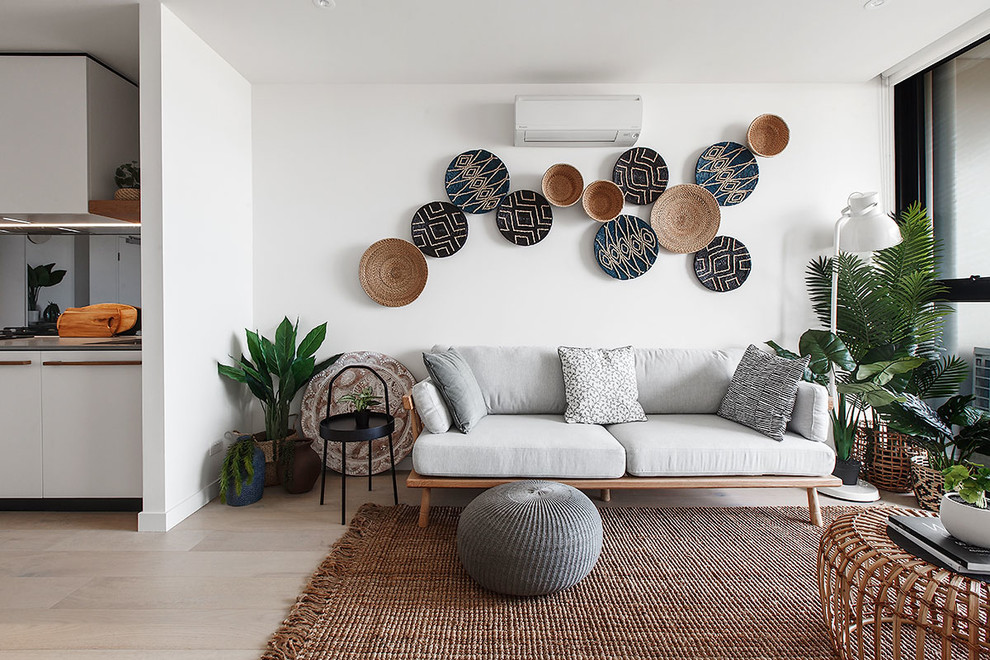 Offenes Maritimes Wohnzimmer mit weißer Wandfarbe, hellem Holzboden und beigem Boden in Melbourne