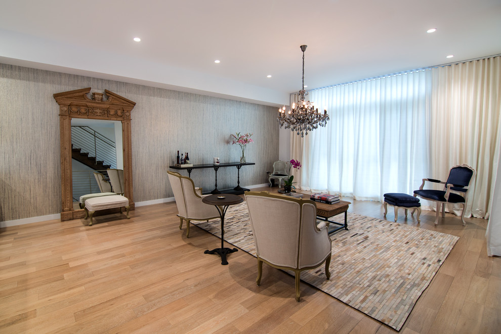 Diseño de salón para visitas abierto clásico renovado grande sin chimenea y televisor con paredes multicolor y suelo de madera clara