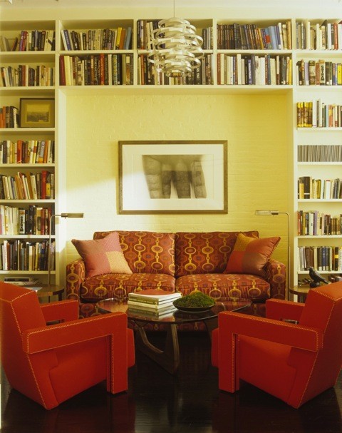 Ispirazione per un piccolo soggiorno minimalista con libreria, pareti bianche e parquet scuro