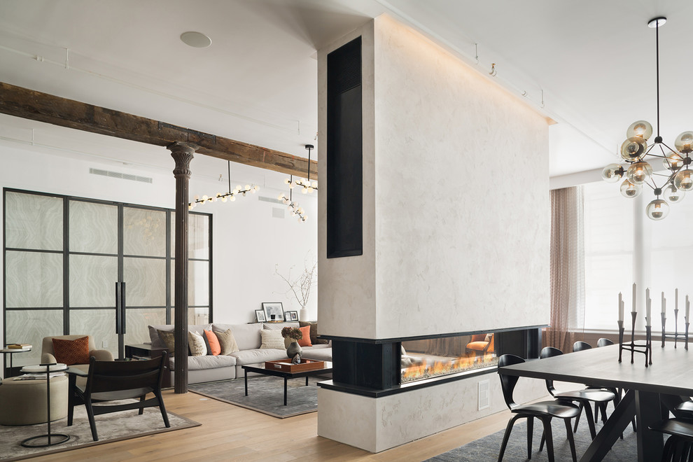 Стильный дизайн: открытая гостиная комната в современном стиле с белыми стенами, паркетным полом среднего тона, двусторонним камином и коричневым полом - последний тренд