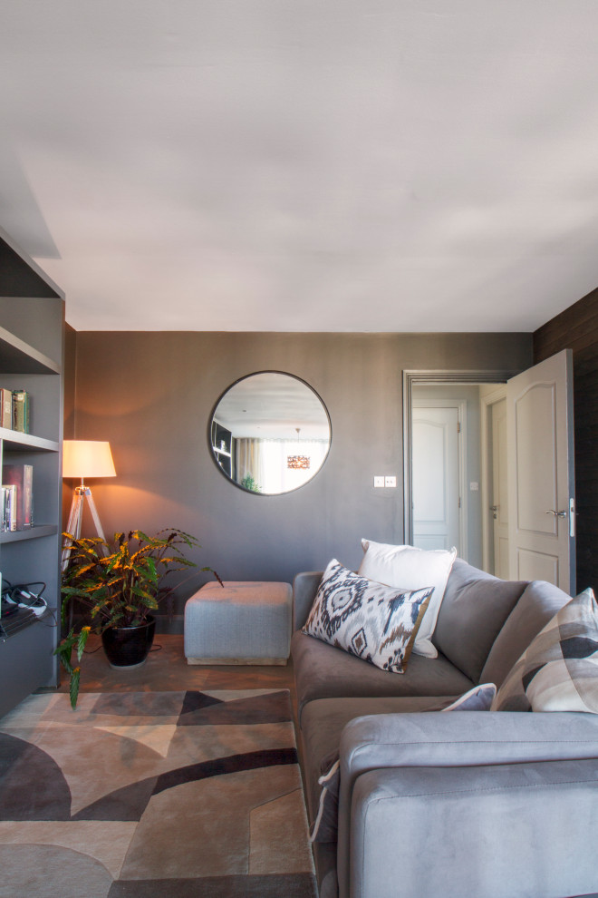 Свежая идея для дизайна: открытая гостиная комната среднего размера в современном стиле с черными стенами, темным паркетным полом, мультимедийным центром и коричневым полом - отличное фото интерьера