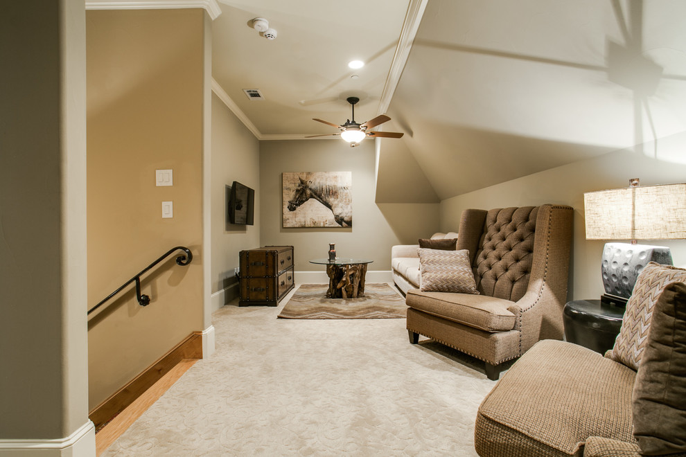 На фото: маленькая двухуровневая гостиная комната в классическом стиле с серыми стенами, ковровым покрытием и телевизором на стене для на участке и в саду