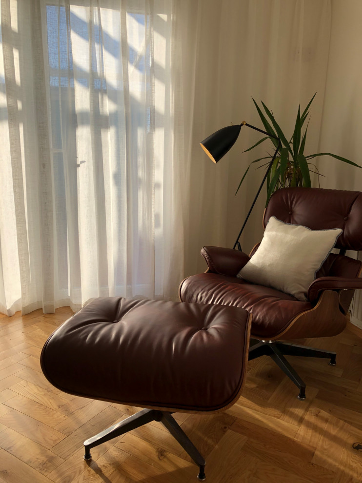 Esempio di un piccolo soggiorno minimalista aperto con pareti bianche, pavimento in legno massello medio e pavimento beige