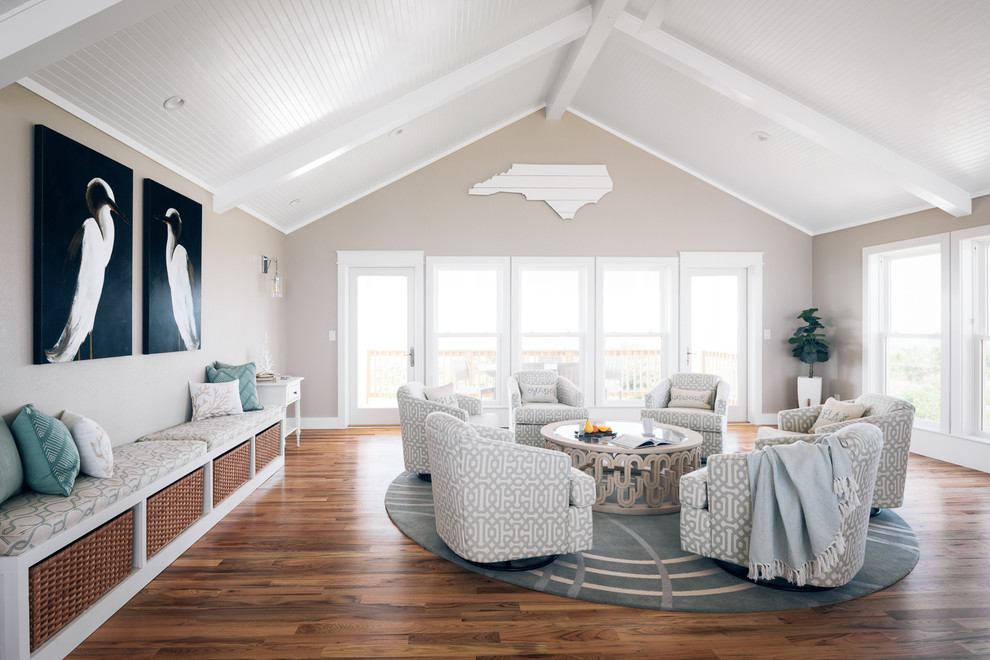 Idée de décoration pour un grand salon marin ouvert avec une salle de réception, un mur beige, un sol en bois brun, aucun téléviseur et un sol marron.