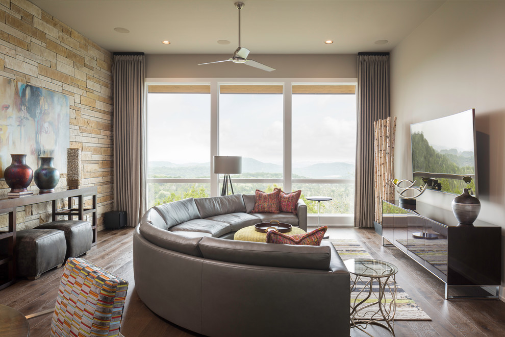 Modernes Wohnzimmer ohne Kamin mit beiger Wandfarbe, dunklem Holzboden und TV-Wand in Austin