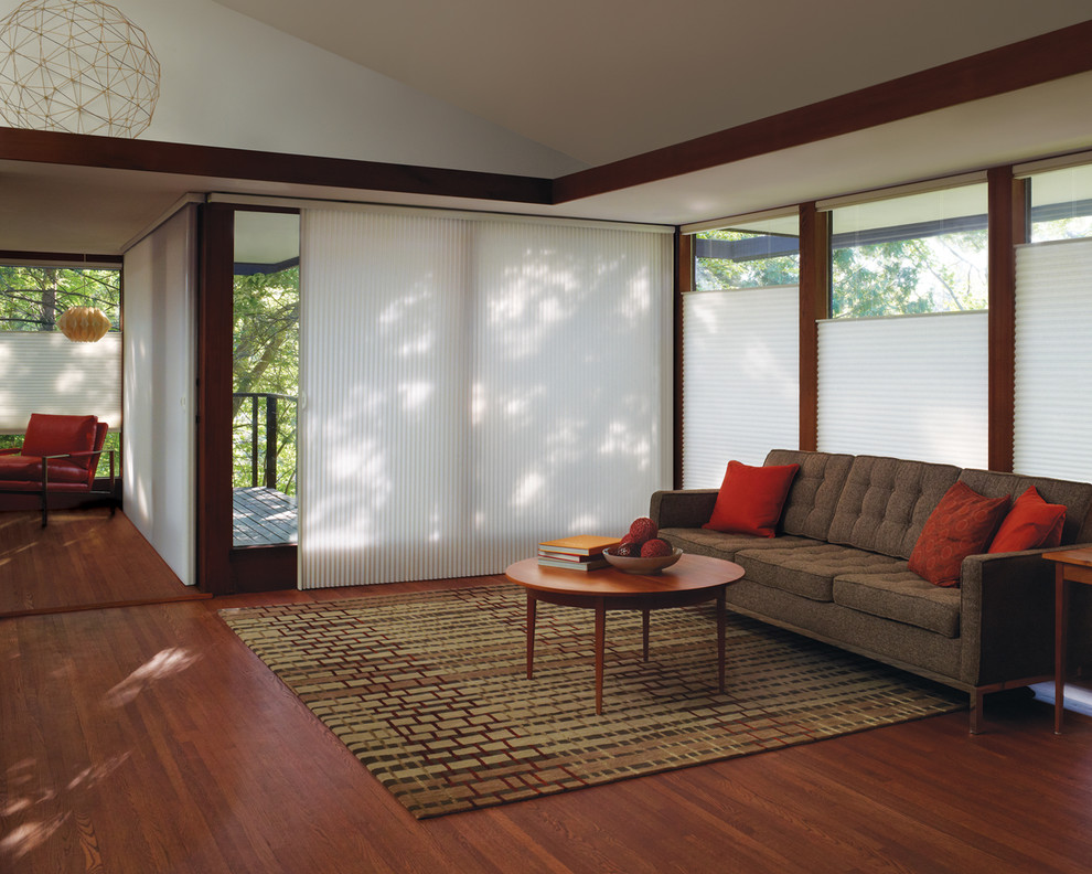 Aménagement d'un salon contemporain de taille moyenne et ouvert avec une salle de réception, un mur blanc, un sol en bois brun et un sol marron.