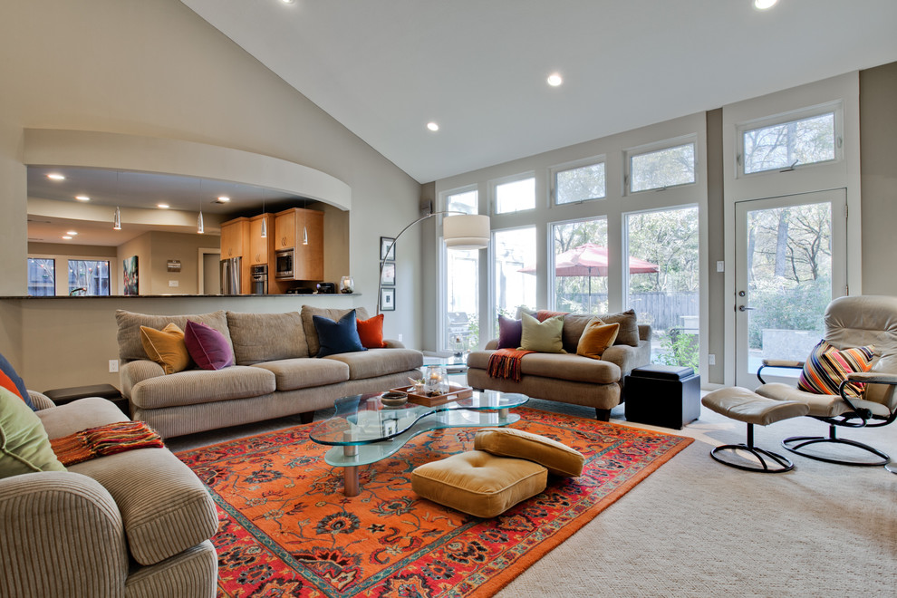 Großes, Offenes, Fernseherloses Modernes Wohnzimmer mit beiger Wandfarbe, Teppichboden, Kamin, gefliester Kaminumrandung und grauem Boden in Dallas