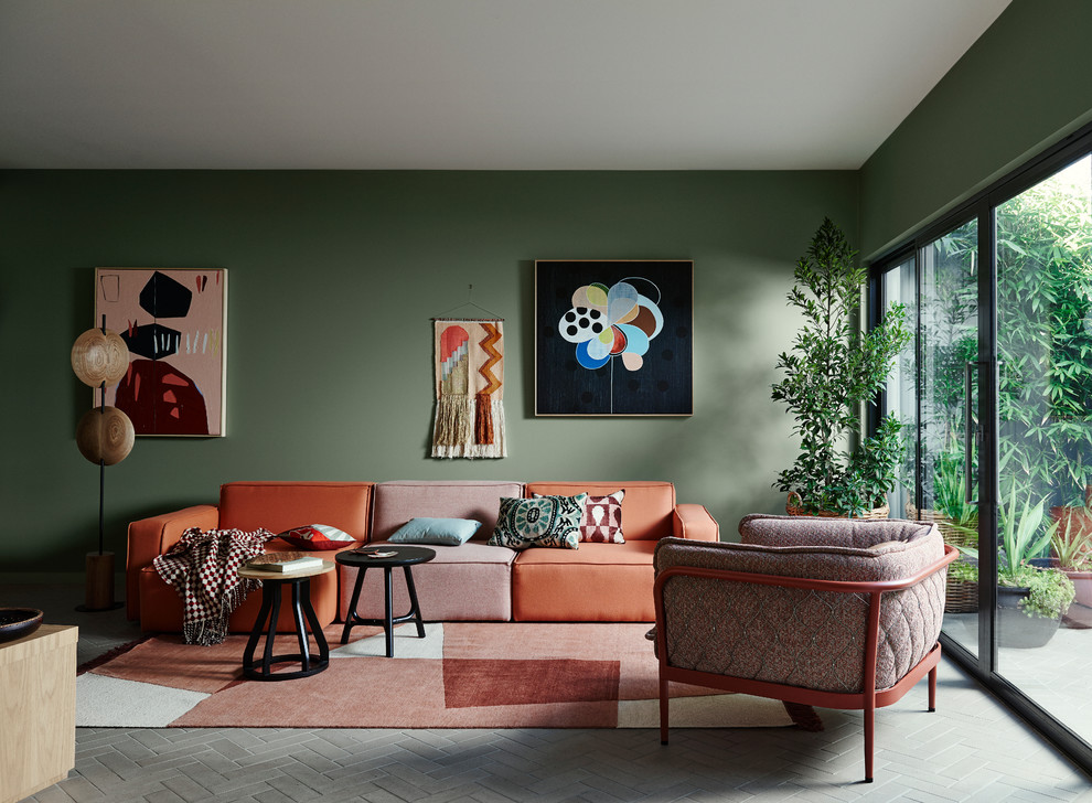 Réalisation d'un salon design avec un mur vert et un sol gris.