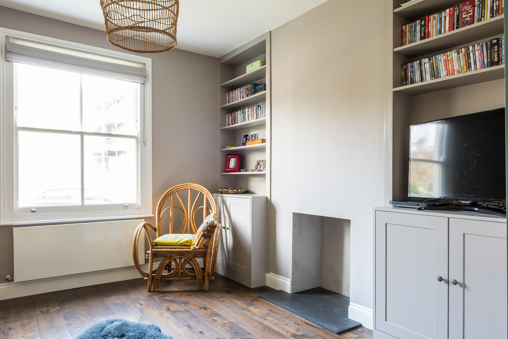 Inspiration pour un salon minimaliste de taille moyenne et ouvert avec un mur gris, parquet foncé, une cheminée standard et un sol marron.