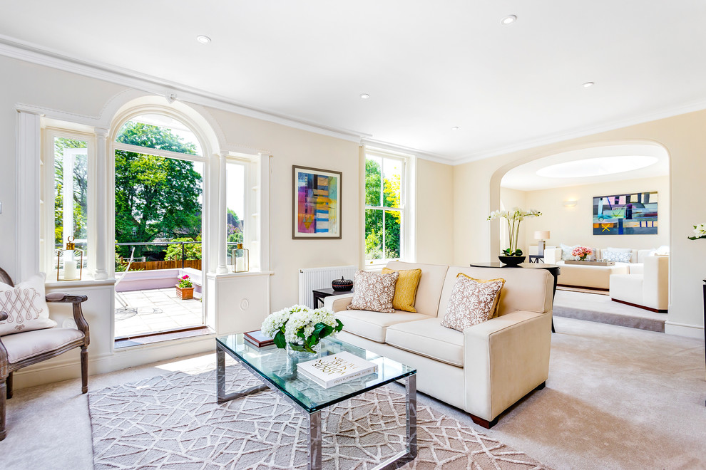 Klassisches Wohnzimmer mit beiger Wandfarbe und Teppichboden in London
