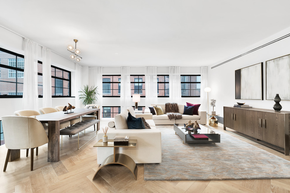 Fernseherloses Modernes Wohnzimmer ohne Kamin mit weißer Wandfarbe und hellem Holzboden in New York