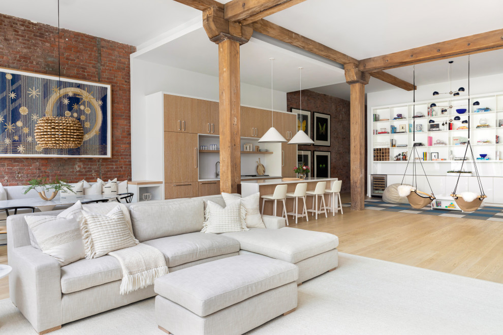 Immagine di un grande soggiorno minimal stile loft con pareti bianche, parquet chiaro, nessun camino, TV autoportante e pavimento marrone