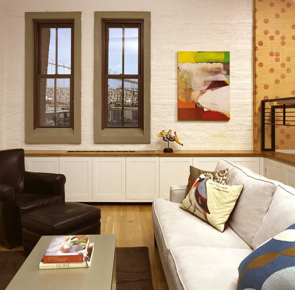 Exemple d'un salon moderne avec un mur beige.
