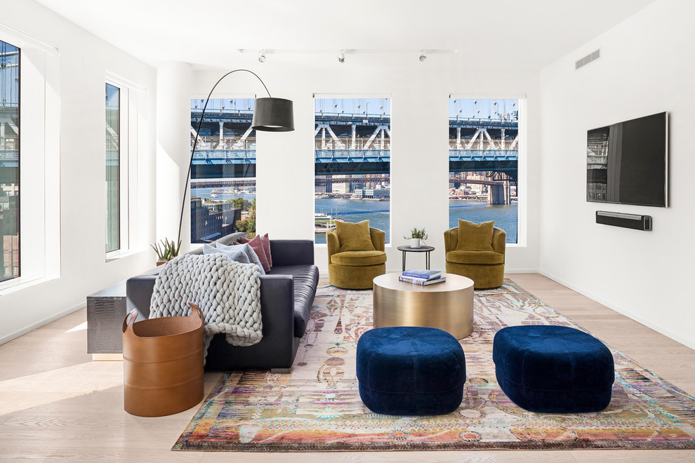 Idee per un soggiorno minimal chiuso con sala formale, pareti bianche, parquet chiaro, TV a parete e pavimento beige