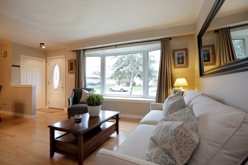 Immagine di un soggiorno tradizionale di medie dimensioni e aperto con pareti grigie, parquet chiaro, TV a parete e pavimento giallo