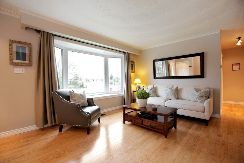 Idee per un soggiorno chic di medie dimensioni e aperto con pareti grigie, parquet chiaro, TV a parete e pavimento giallo