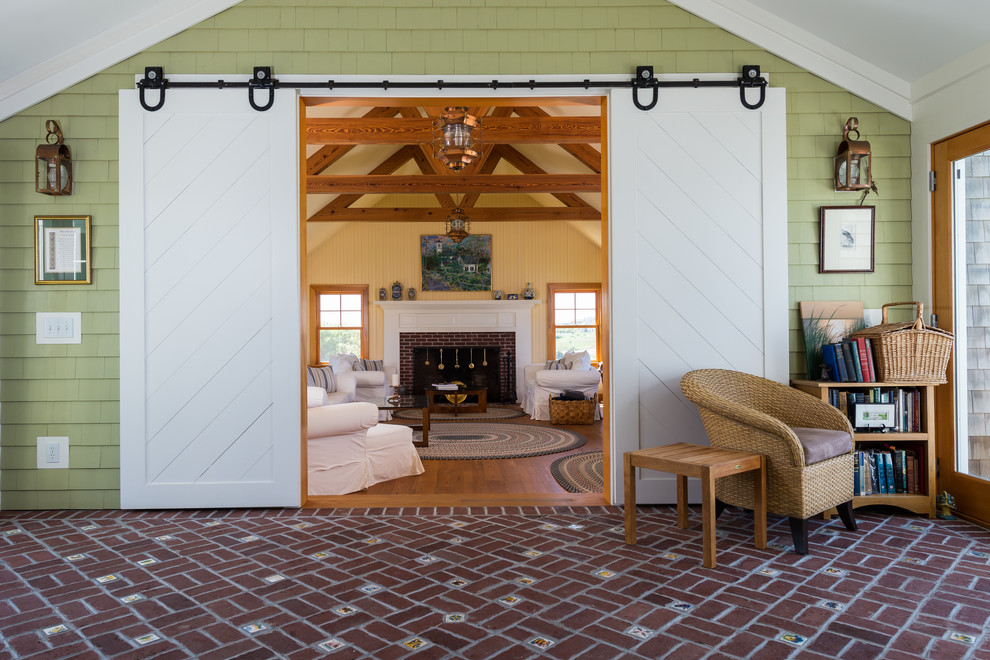 Inspiration pour un salon marin de taille moyenne avec un mur vert et un sol en brique.
