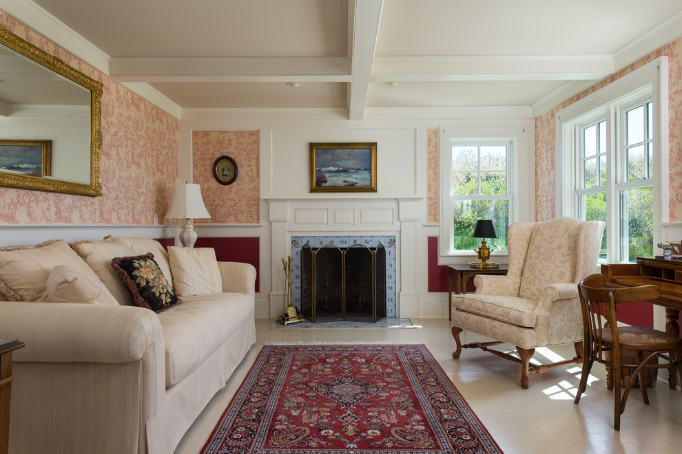 На фото: открытая гостиная комната среднего размера в классическом стиле с розовыми стенами, деревянным полом, стандартным камином и фасадом камина из плитки