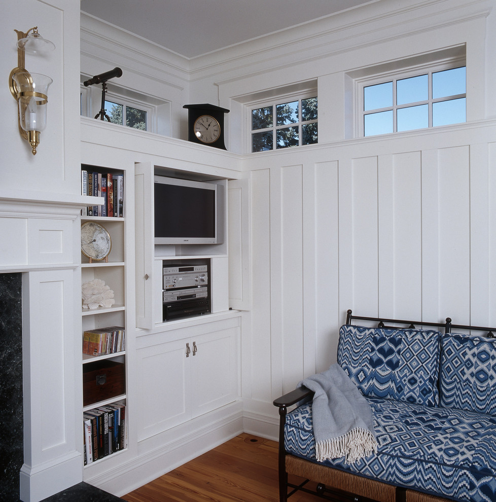 Maritimes Wohnzimmer mit weißer Wandfarbe und Multimediawand in Portland Maine