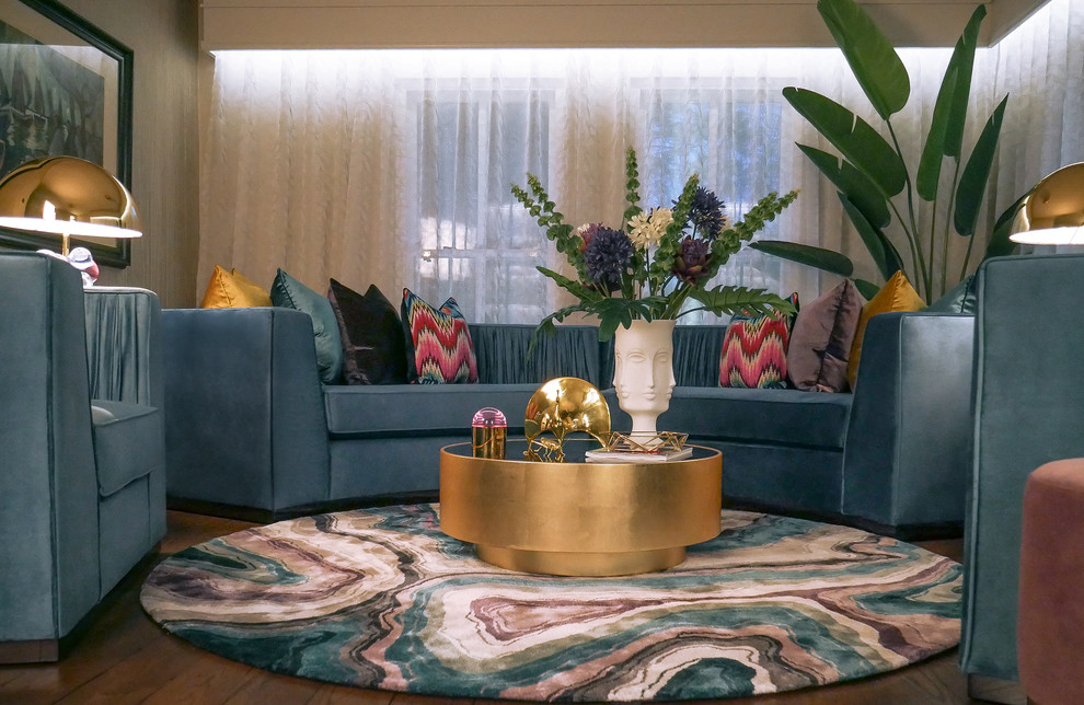 Свежая идея для дизайна: парадная, изолированная гостиная комната в современном стиле с темным паркетным полом, коричневым полом и синим диваном - отличное фото интерьера