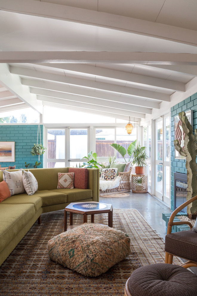 Стильный дизайн: гостиная комната в стиле ретро с зелеными стенами - последний тренд
