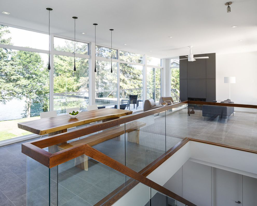 Cette image montre un salon minimaliste ouvert avec sol en béton ciré et une cheminée standard.