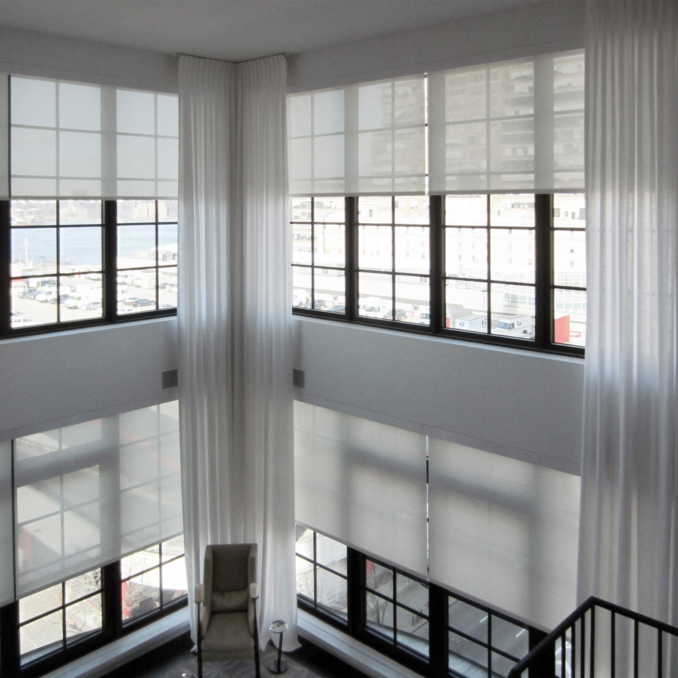 Exemple d'un salon mansardé ou avec mezzanine moderne avec un mur blanc et parquet foncé.