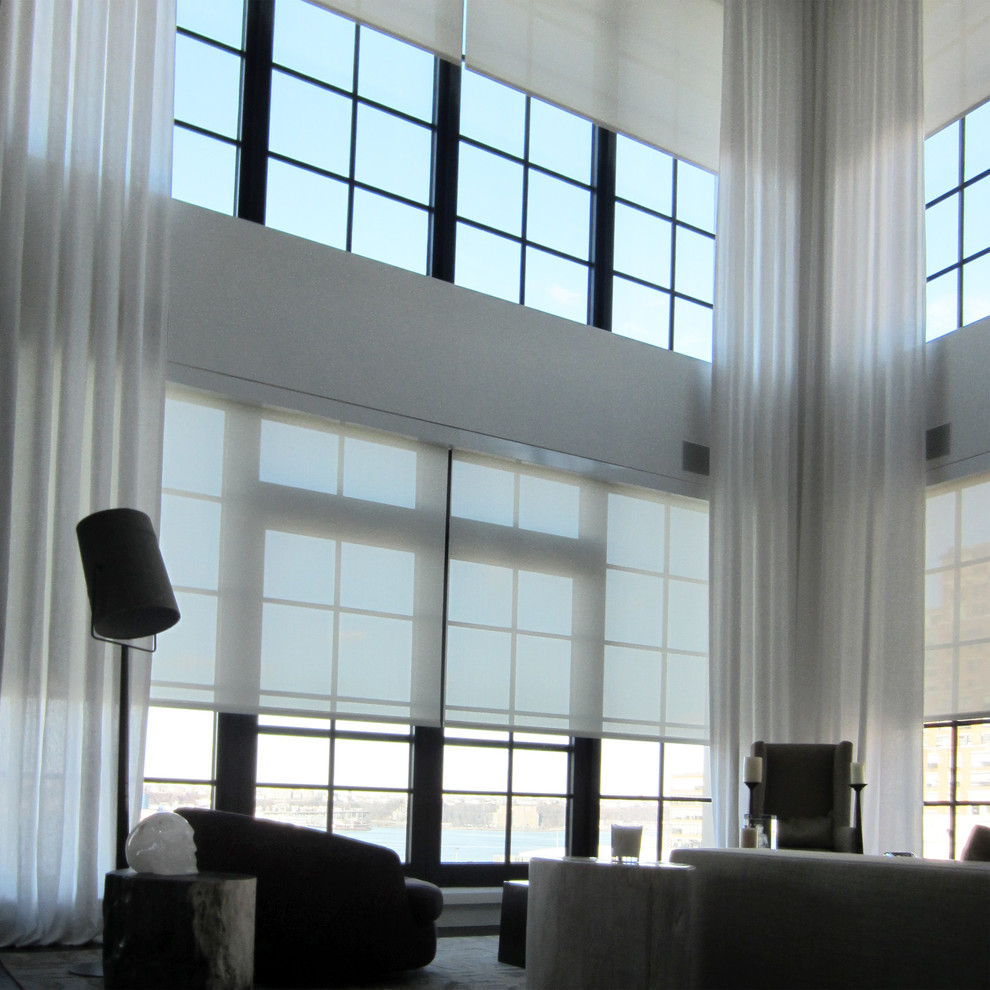 Свежая идея для дизайна: двухуровневая гостиная комната в стиле модернизм с белыми стенами и темным паркетным полом - отличное фото интерьера