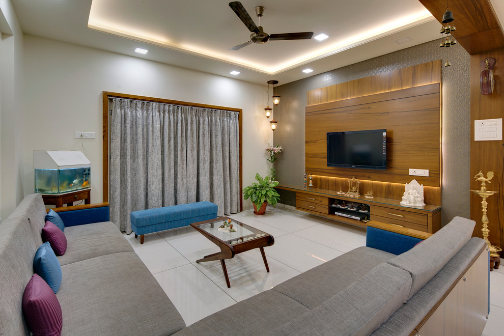 Repräsentatives, Abgetrenntes Asiatisches Wohnzimmer mit grauer Wandfarbe, TV-Wand und beigem Boden in Sonstige