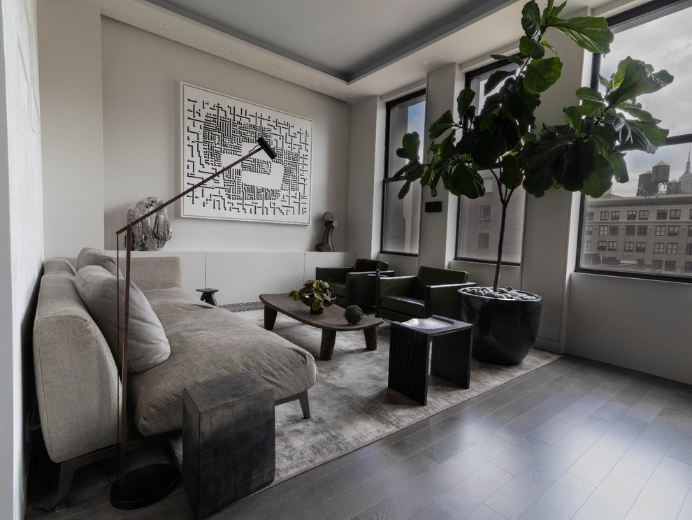 Modernes Wohnzimmer mit weißer Wandfarbe, dunklem Holzboden und weißem Boden in New York