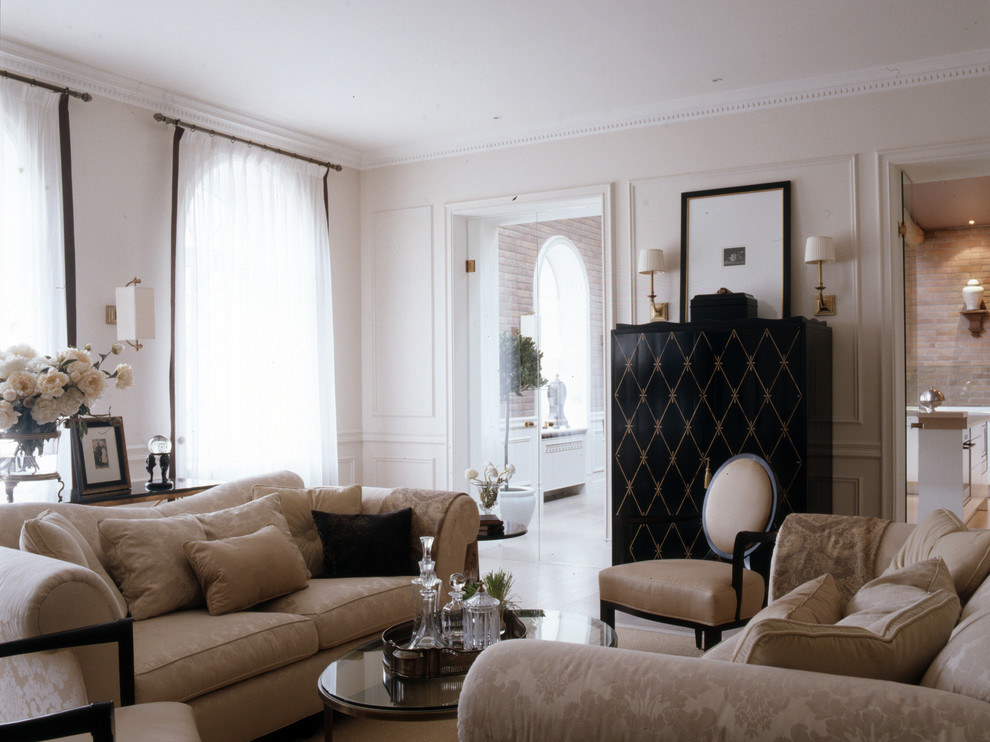 Стильный дизайн: парадная гостиная комната в классическом стиле с бежевыми стенами и скрытым телевизором - последний тренд