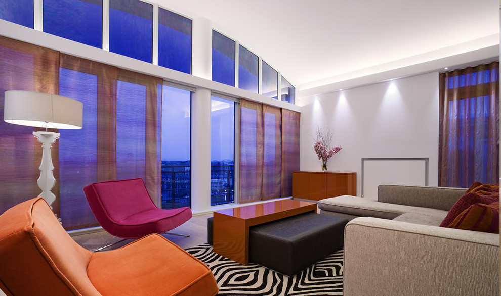 Immagine di un grande soggiorno design aperto con pareti bianche e parquet chiaro